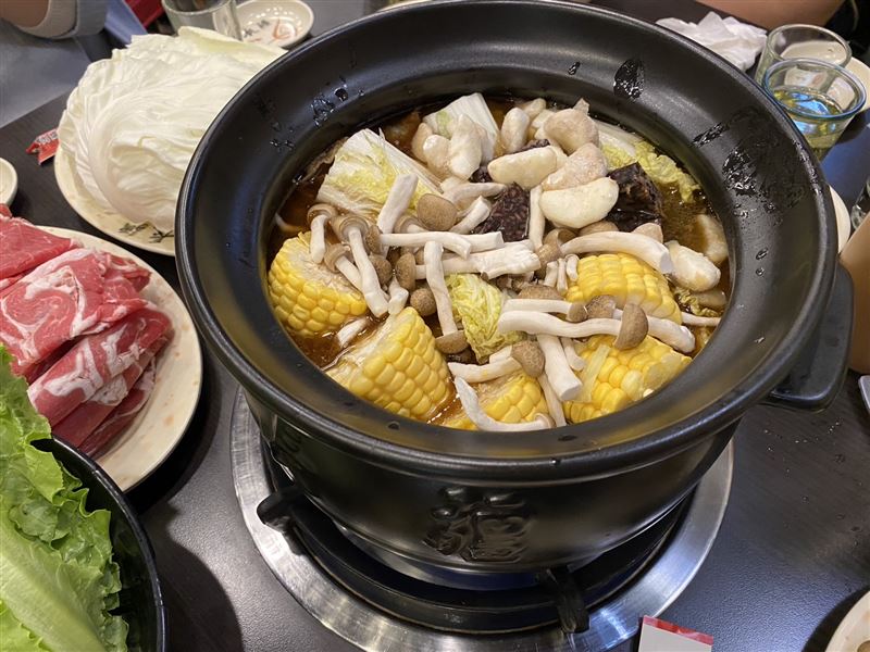 冬天進補要小心！內科醫師傅裕翔提醒，長輩正在服用抗凝血藥物，若又進行食補，恐增加瘀青、流血或內出血的風險。（圖／記者鄭玉如攝影）