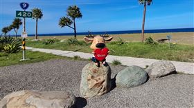 台東南迴公路知名打卡景點「9420鹿小愛」公仔驚傳遭竊。公路局指出，鹿小愛公仔價值約9萬餘元，目前已先用舊有的鹿小愛公仔暫時頂替，呼籲民眾公仔屬於公物財產，勿任意破壞或竊取，以免觸法。