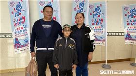 ▲2024年關懷盃邀請賽，宜蘭縣蓬萊國小外野手陳偉殷與父母合照。（圖／記者張沛嘉攝影）