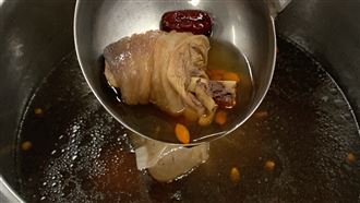 猛喝四物雞湯進補　20歲女大出血送急診