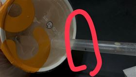 基隆市衛生局日前接獲投訴，民眾指稱在七堵Coco百福店購買「奶茶三兄弟」，喝到一半時，發現有一隻活蒼蠅卡在吸管內，疑喝到不潔飲品，導致腹瀉住院吊點滴。衛生局指出，經派員至該飲料店稽查，發現工作區垃圾桶有未加蓋等情況，已命業者立即改善。