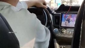 小黃司機挨轟「開車看片」　客：繞路害遲到