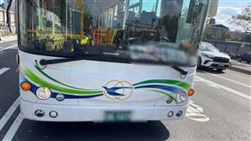 指南客運公車司機感冒恍神追撞停等紅燈的4輛機車。（圖／翻攝畫面）