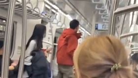 男子疑似與女友爭吵，才在火車上失控。（圖／翻攝自社會事新聞影音）