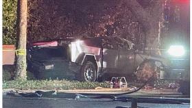 特斯拉Cybertruck高速行駛撞毀　（圖／翻攝自X）