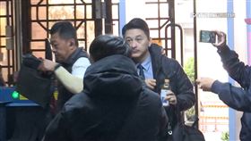 徐巧芯大姑涉洗錢再開庭　杜秉澄又槓檢方（影中人是律師，不是杜秉澄）