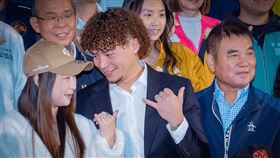 鍾東錦臉書放上合照時林凱威夫妻放閃，自己則在一旁的照片讓小編發揮創意發文《一不小心就成為電燈泡了。》（圖／翻攝自臉書）