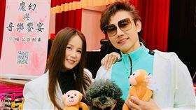 包偉銘（右）和愛妻劉依純前進花蓮做公益，和長者們相見歡，關懷日常生活起居。（圖／翰森娛樂提供）
