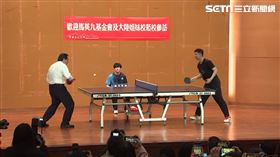 ▲兩岸學生體育交流/文化大學體育館，馬龍與馬英九打球