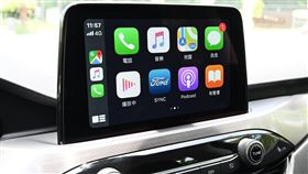 ▲Kuga EcoBoost 180旗艦型 8吋懸浮式螢幕支援Apple CarPlay及Android Auto。（圖／鍾釗榛攝影）