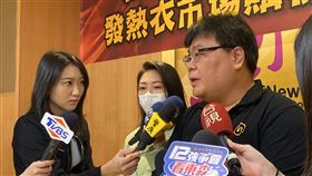 全國公證檢驗公司說明市售發熱衣檢驗新北市政府法制局消費者保護官室14日舉行記者會，公布市售發熱衣檢驗結果。全國公證紡織科技實驗室副理王燦燊（右）接受媒體訪問，說明實驗室檢驗過程。中央社記者黃旭昇新北攝  113年11月14日