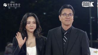 湯唯破婚變傳聞　牽手導演尪露害羞甜笑