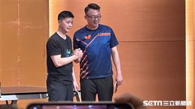 中國奧運桌球6金傳奇球星馬龍(左)29日來到文化大學，還與前台灣國手蔣澎龍切磋球技。（圖／記者蔡厚瑄攝影）