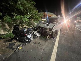 ▲台南仁德文賢派出所前2輛自小客車、8輛機車撞一團，一片狼籍。（圖／翻攝畫面）