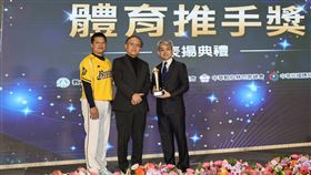 中國信託連續14年獲肯定囊括「體育推手獎」6獎項，台灣隊守備教練、中信兄弟棒球隊首席兼打擊教練陳江和也特別出席。（圖／中信提供）