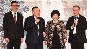 吳伯雄、戴美玉結縭60載  歡慶鑽石婚前國民黨主席吳伯雄（左2）與妻子戴美玉（右2）結縭60載，29日晚間在台北喜來登大飯店舉辦鑽石婚宴，兩人上台向賓客致謝，兒子吳志剛（左）、吳志揚（右）也同台與會。中央社記者王騰毅攝  113年11月29日