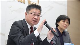 衛福部說明部內官員疑涉霸凌案初步報告（1）衛生福利部29日對外說明部內多名官員疑涉職場霸凌調查結果，次長呂建德（左）、人事處長李玉惠（右）出席記者會表示，行政調查含司長、副署長等官員共6人，初步訪談結果其中2人情節具體重大及具爭議，即起調離現職。中央社記者謝佳璋攝　113年11月29日