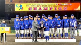 U12亞洲少棒錦標賽  台灣抱回冠軍獎盃U12亞洲少棒錦標賽灣台灣隊29日在冠軍戰以5比1擊敗韓國完成連霸，先發投手黃力垣也獲選賽會最有價值球員（MVP），賽後隊員們開心站上頒獎台。（中華民國棒球協會提供）中央社記者謝靜雯傳真  113年11月29日