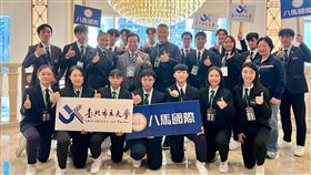 八馬國際董事長王文欽與長期贊助的北市大空手道隊合照。（圖／八馬國際提供）