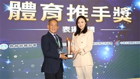 愛爾麗集團執行長劉怡萱(右)領取贊助類銅質獎座。（圖／愛爾麗提供）