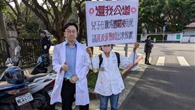 林健豪的母親(圖右)表示，林健豪事前曾多次表達遭該女醫的公然侮辱，心情相當低落，「輕生當天的早上還說他很害怕上班。」(圖／取自蘇一峰醫師的臉書)