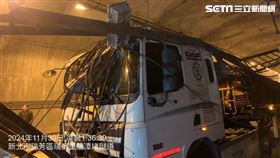 新北市瑞芳區龍潭堵隧道燈鬼掉落砸中曳引車及轎車。（圖／翻攝畫面）