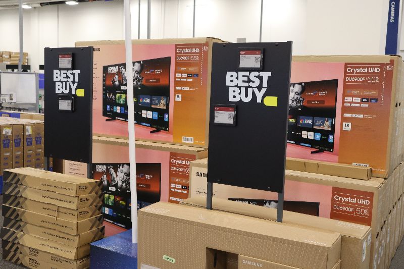 美年感恩節隔天的「黑色星期五」各大賣場都會推出特價促銷活動，象徵年終假期購物旺季開跑。圖為2024年美國電子產品零售商賣場的黑色星期五促銷。中央社記者鍾佑貞華盛頓攝 113年11月30日