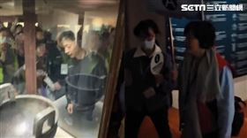 ▲馬龍等中生團參訪故宮將展廳擠得水洩不通，民眾抗議（組合圖）