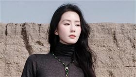 劉詩詩鮮少穿露腳的鞋子。（圖／翻攝自劉詩詩微博）