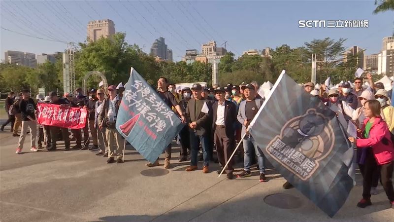 「接力護台」高雄出發　雙金影帝帶隊授旗