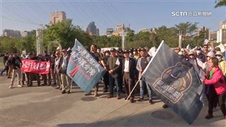 「接力護台」高雄出發　雙金影帝帶隊授旗