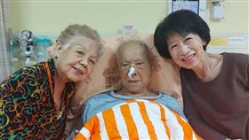 陳佩琪(右)、柯媽(左)與柯爸(中)合影。(圖/翻攝自陳佩琪臉書)