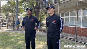 ▲球員陳鏞基（右）、陽耀勳到台東關懷盃觀看小球員比賽。（圖／記者張沛嘉攝影）