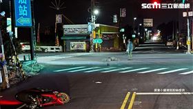 深夜裡只見熱心民眾站在遺體旁，看向遠方的肇事白車，似乎在確認駕駛怎麼還不下車。（圖／屏東小鎮資訊粉絲提供）
