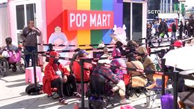 不畏寒風！狂粉瘋搶「泡泡瑪特聖誕限定」　開賣前已百人排