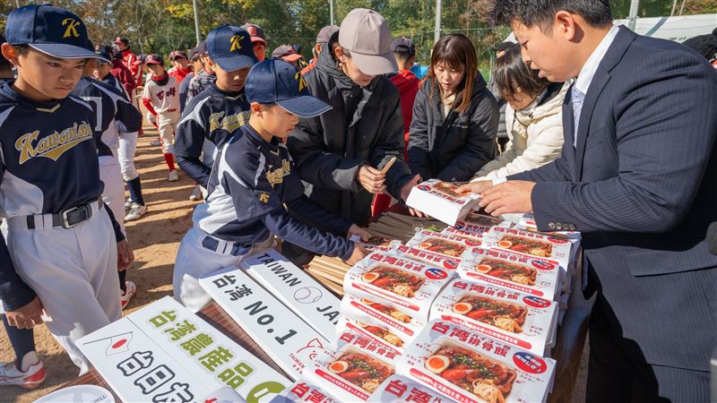 農業部推廣台農產品　贈排骨便當給日少棒