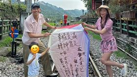 林志玲（右）和AKIRA（左）以及兒子去放天燈。（圖／翻攝自微博）