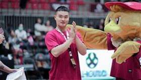 世界棒球12強冠軍投手陳柏清受邀擔任台鋼獵鷹主場開幕戰特別嘉賓。（圖／台鋼獵鷹提供）