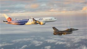 賴清德就任總統首次出訪！第1次見「F-16戰鬥機伴飛」吐心聲：很感動。（圖／翻攝自國防部X）