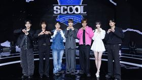 《SCOOL》總決賽導師群，左起銀赫、李洪基、崔容俊、主持人利特、羅志祥、YUYU、婁峻碩。（圖／天空娛樂提供）