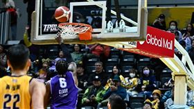 ▲2024-25賽季TPBL，新竹御嵿攻城獅洋將克拉（Earl Clark）妨礙中籃葬送勝利。（圖／新北中信特攻提供）