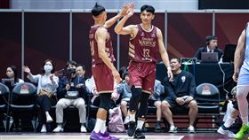 台鋼獵鷹謝宗融（右）繳出16分追平個人PLG聯盟生涯單場得分最佳紀錄。（圖／PLG聯盟提供）