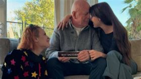 布魯斯威利和女兒們共度感恩節。（圖／翻攝自IG）