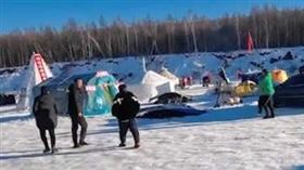 大陸旅遊網紅「閩哥遊地球」的女兒近日發文稱，父親在內蒙古根河市一處直播基地身亡。（圖／翻攝自微博）