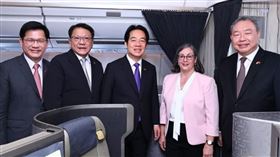 總統賴清德（中）展開「繁榮南島、智慧永續」之旅，於當地時間11月30日上午抵達過境地點夏威夷，駐美代表俞大㵢（右）、美國在台協會（AIT）執行理事藍鶯（Ingrid Larson）（右2）登機歡迎賴總統，並與總統府秘書長潘孟安（左2）、外交部長林佳龍（左）一同在機內合影留念。中央社記者翁睿坤攝 113年12月1日