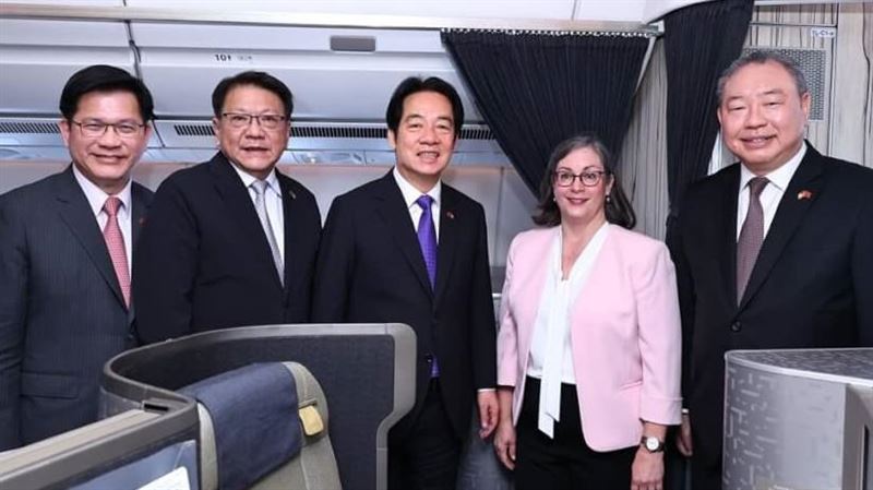 總統出訪抵夏威夷　AIT執行理事登機歡迎