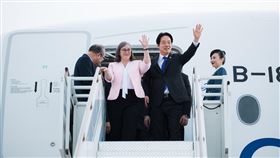 賴總統抵夏威夷 與藍鶯一同揮手致意總統賴清德（前右）出訪太平洋3友邦，去程過境夏威夷停留2晚，專機在夏威夷時間11月30日上午抵達檀香山國際機場，美國在台協會（AIT）執行理事藍鶯（Ingrid Larson）（前左）登機迎接後與賴清德一同步出登機門揮手致意。中央社記者翁睿坤檀香山傳真 113年12月1日