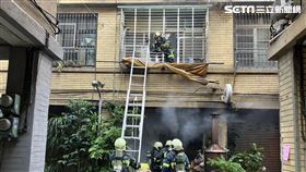 台北市迪化街一段巷內宮廟竄出火煙，警消架梯救出1名26歲男子。（圖／翻攝畫面）