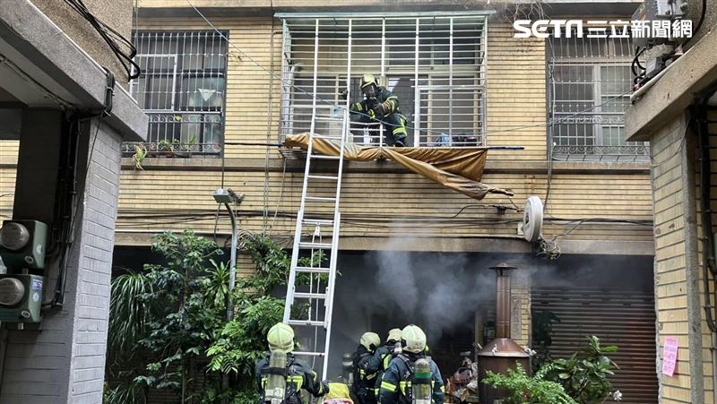 新／迪化街宮廟竄火　警消架梯救出26歲男
