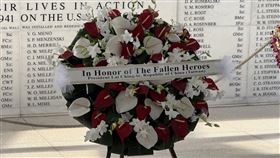 賴清德統參觀亞利桑那號，花圈署名中華民國（台灣）總統賴清德。（圖／總統府提供)